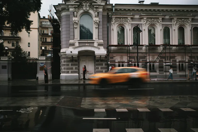 taxi elhajt épület előtt szilágyi tér