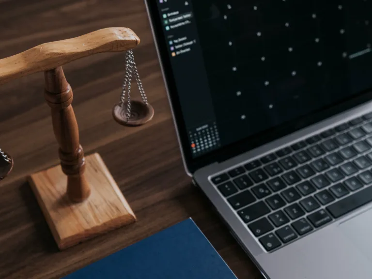 laptop asztalon