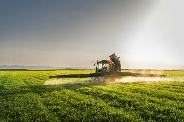 traktor dolgozik a termőföldön