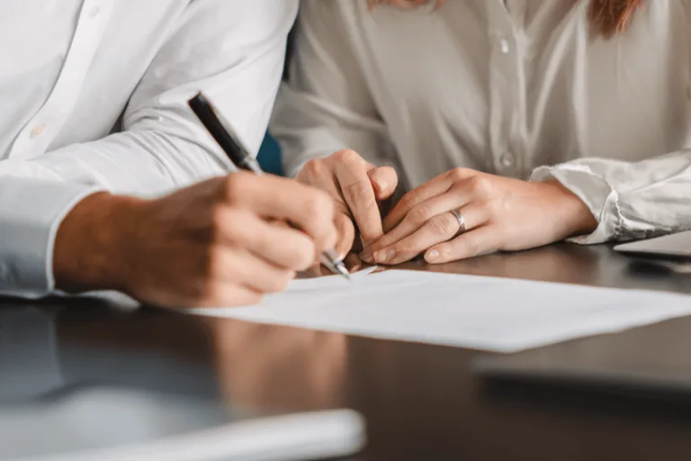 Fiatal pár szerződést ír alá