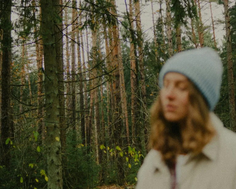 Hölgy az erdőben zártkert átminősítésen gondolkozik