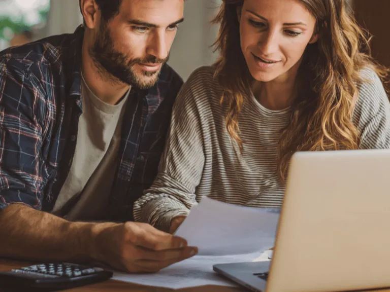 Fiatal pár online hitelminősítésen vesz részt