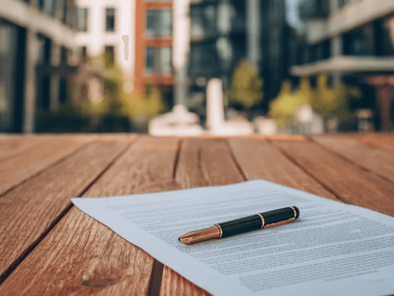 Modern városi környezet tollal