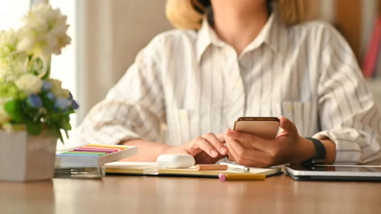 Fiatal hölgy a fix 3 % hitel feltételeit tanulmányozza