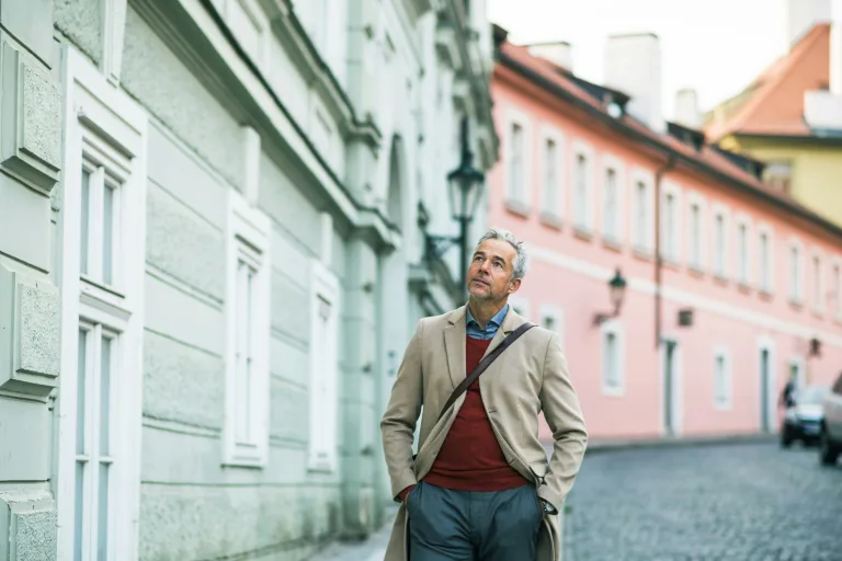 lakásvásárló nézelődik magyarországi városban