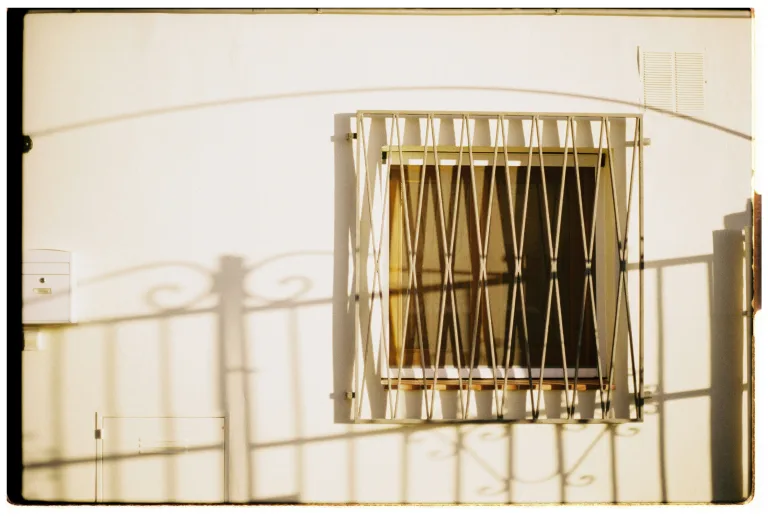 ablak bontandó házon