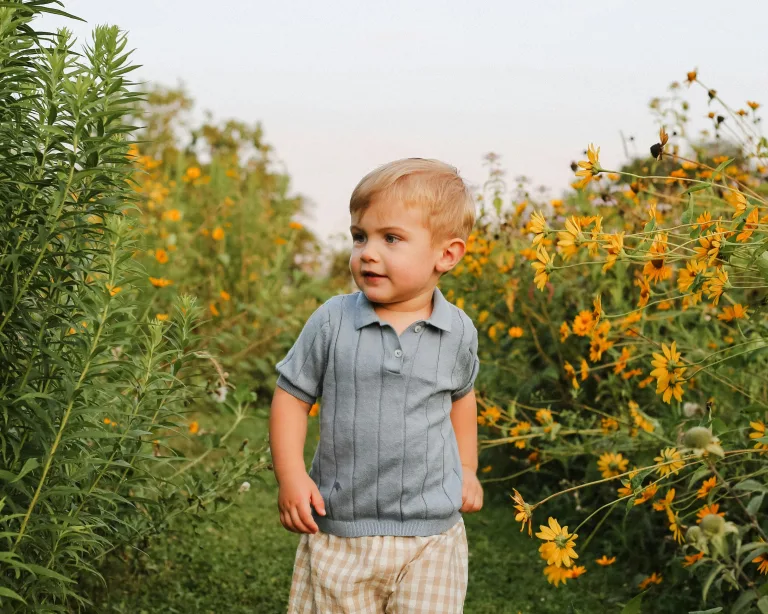 babaváró után született gyermek a mezőn