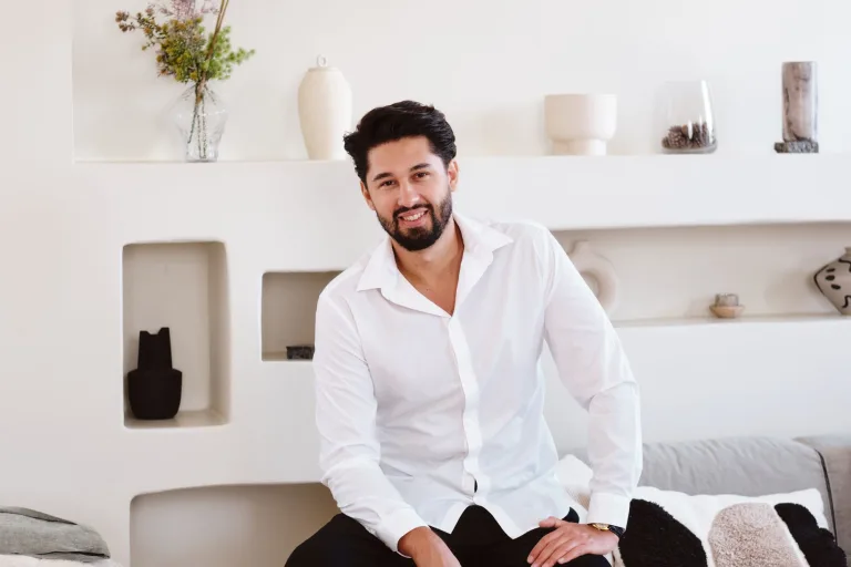 ingatlanközvetítő ül a kanapén