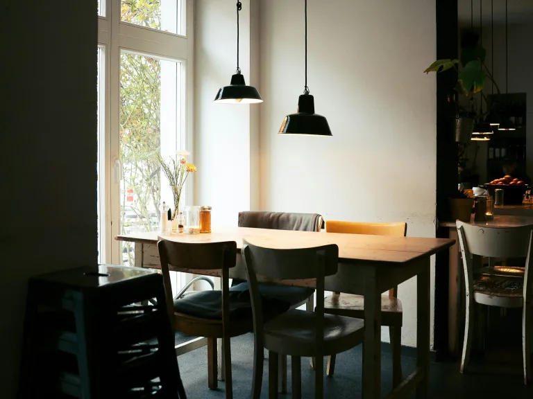 étkezőasztal és belógó lámpa