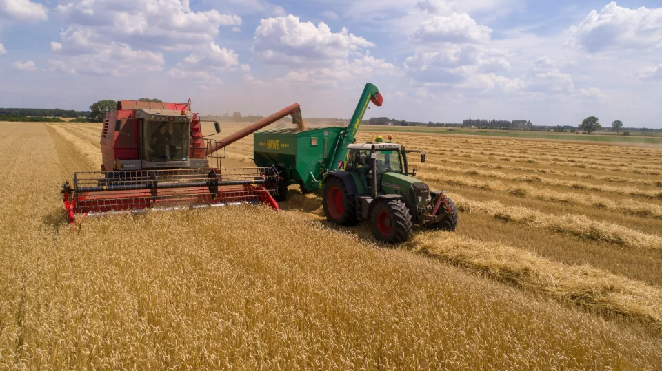 traktor a földön