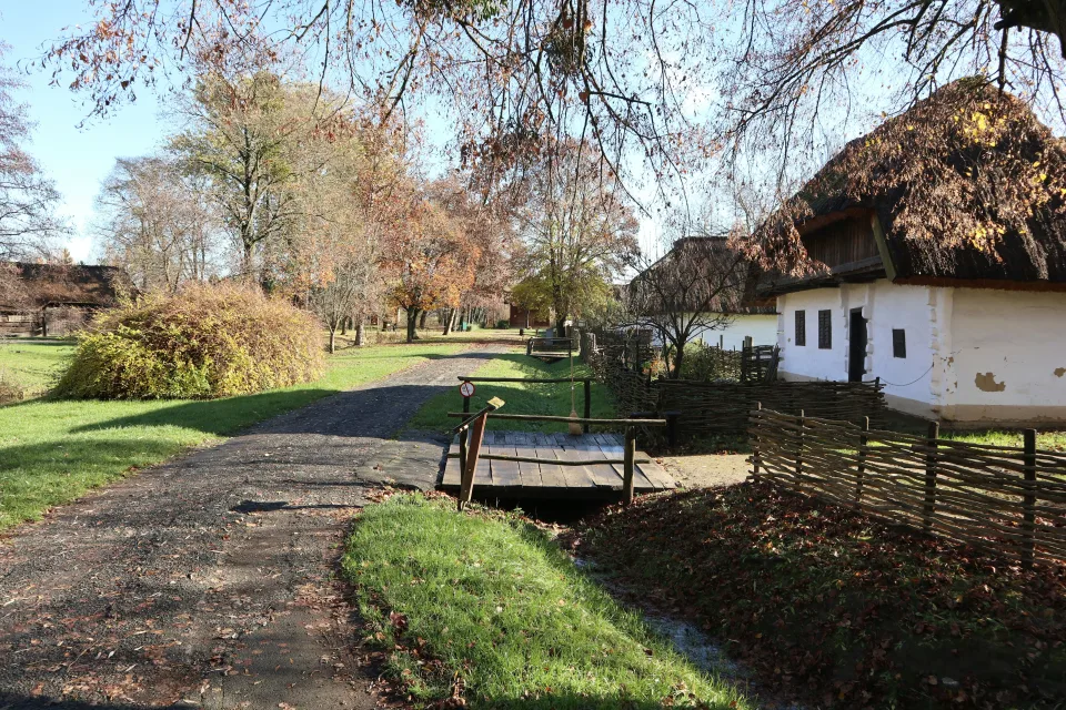 falusi utcakép