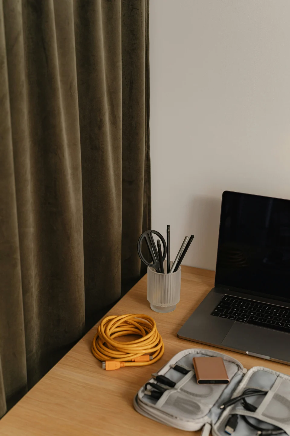 laptop asztalon