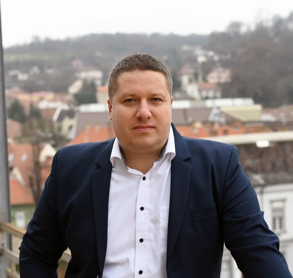 Eszlári András