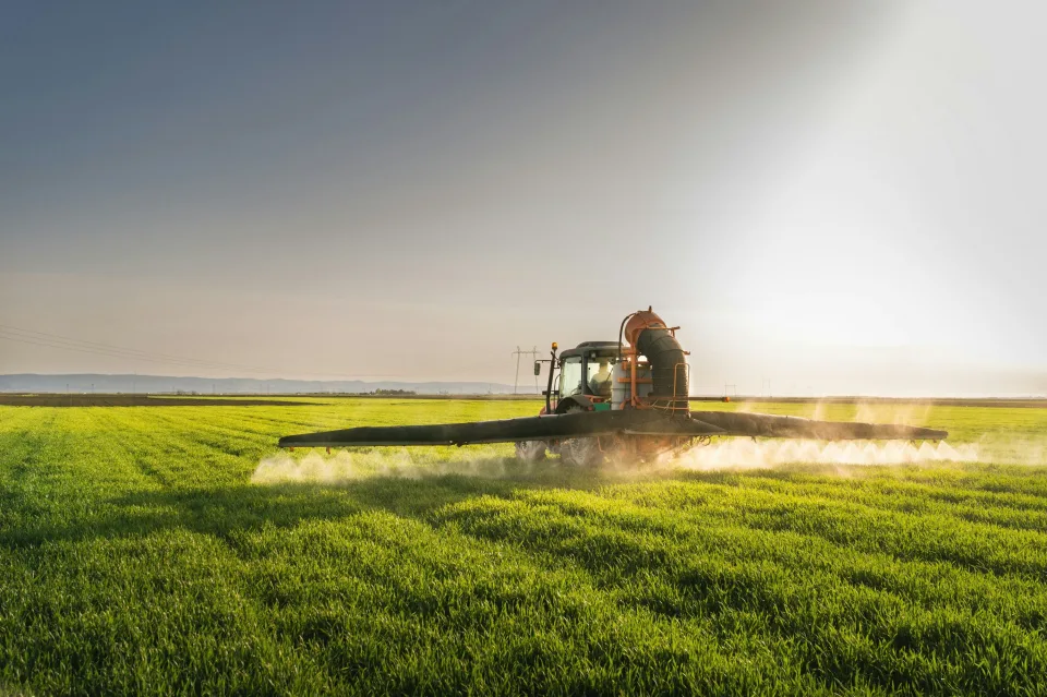 traktor dolgozik a termőföldön
