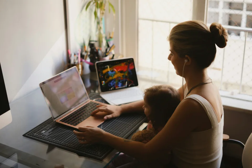 Nő a gyermekével internetezik