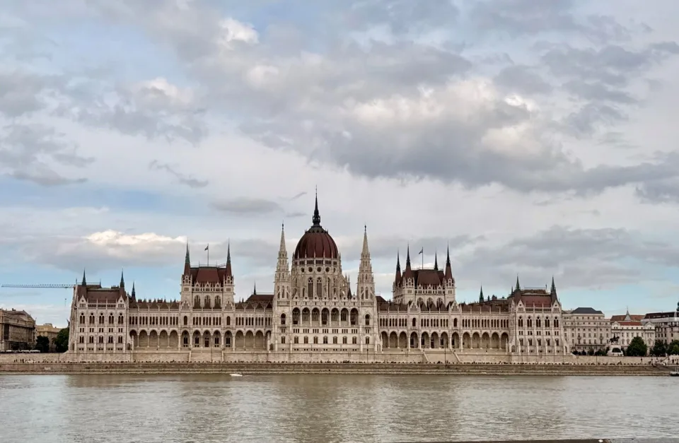 Budapesti Parlament, az Országház épülete a Duna partján, felhős ég alatt
