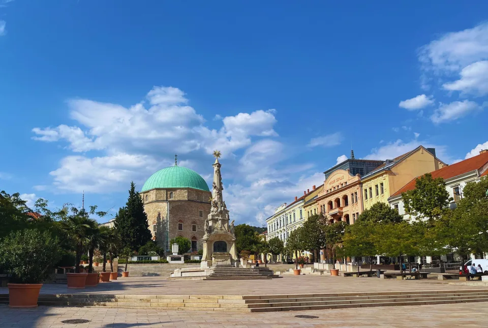 Pécs belváros, Széchenyi tér a Gázi Kászim pasa dzsámijával és a Nádor Szállóval