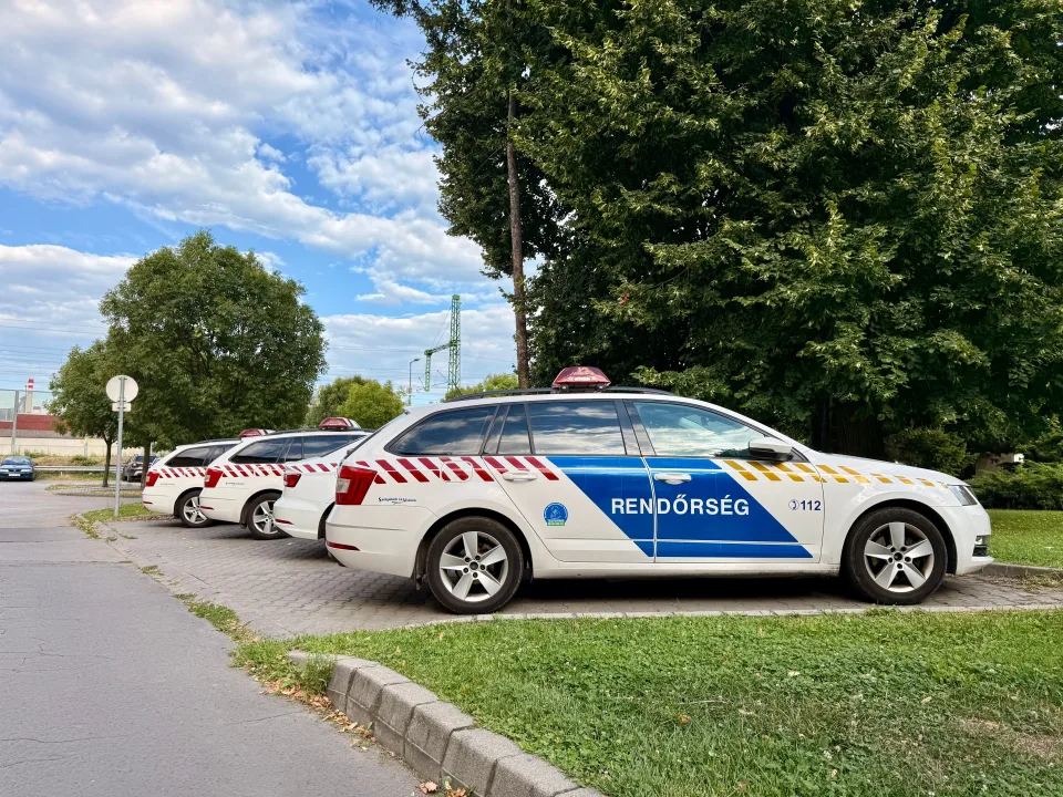 rendőrautók sorakoznak kerületi rendőrörs előtt