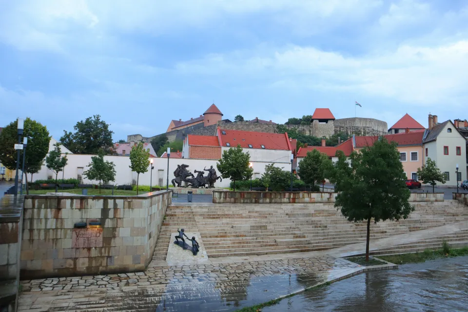 Vidéki város várral Magyarországon