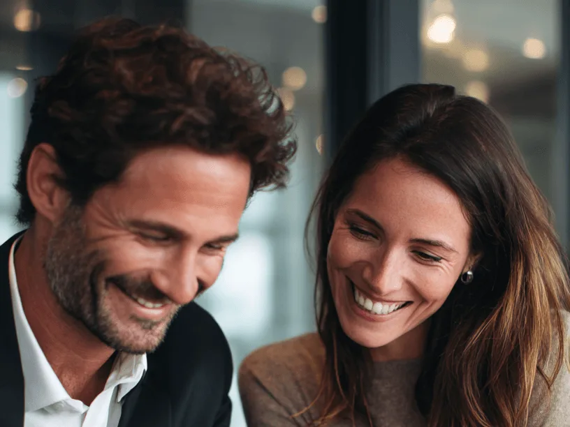 Fiatal pár első lakás vásárlás közben