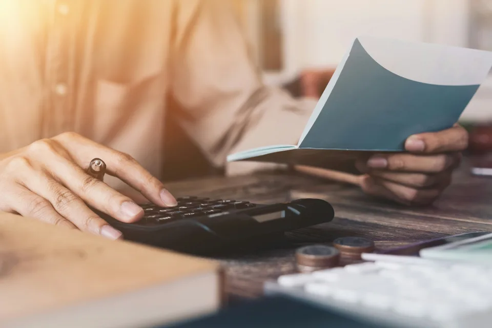 teljes hiteldíj mutatót számoló hölgy