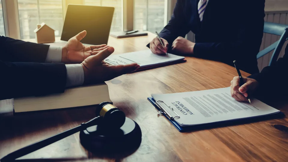 Ügyvédi díjról alkudozó felek