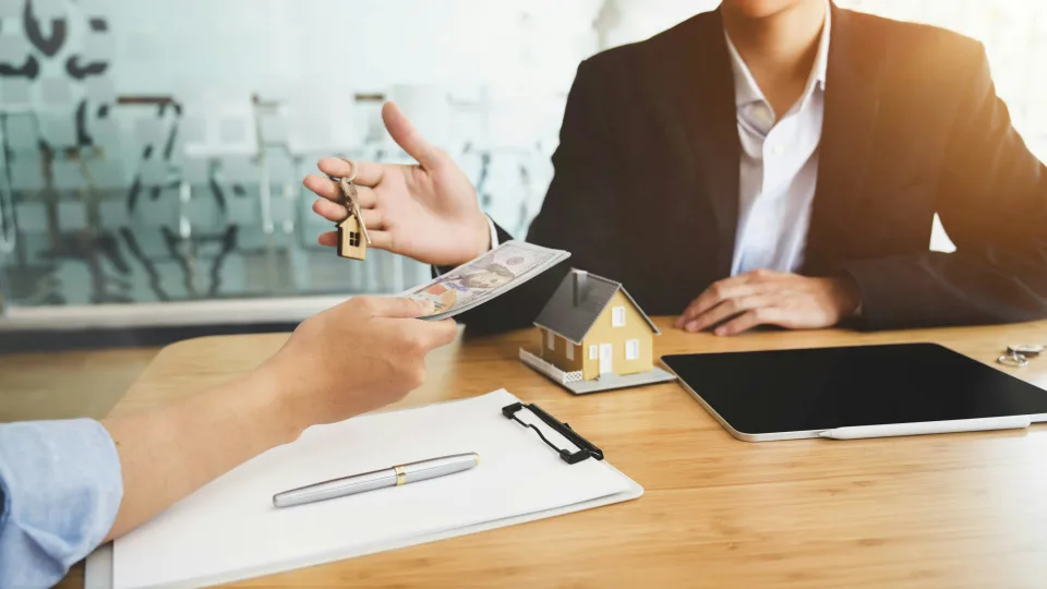 hitelszakértő partnerrel beszélget az ügyfél lakásvásárlás kapcsán