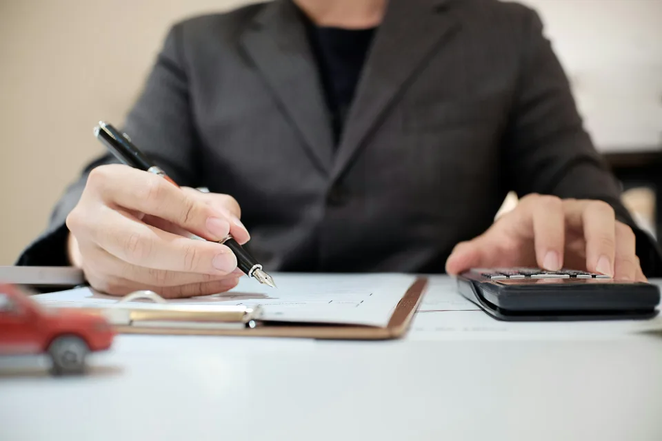 önerőt számoló hölgy