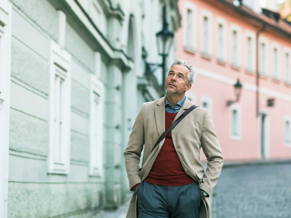 hitelt felvenni kívánó középkorú férfi