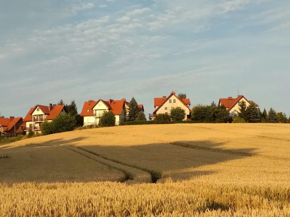 családi házak város szélén