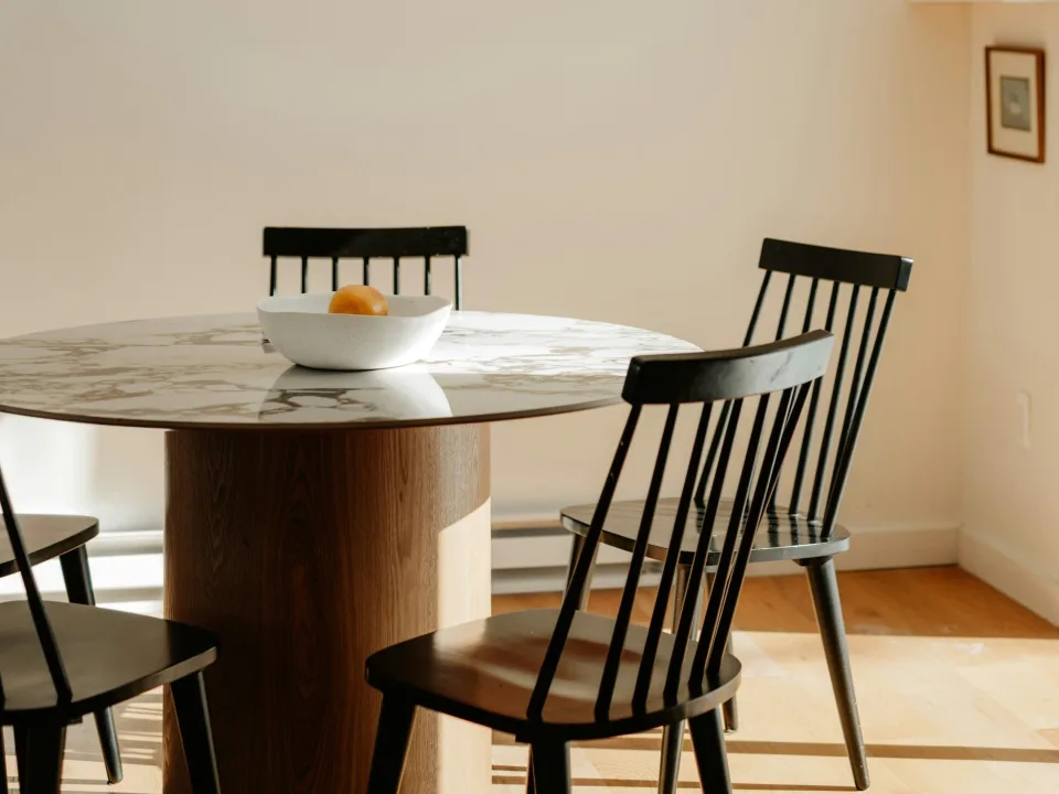 eladó lakás étkezőasztala