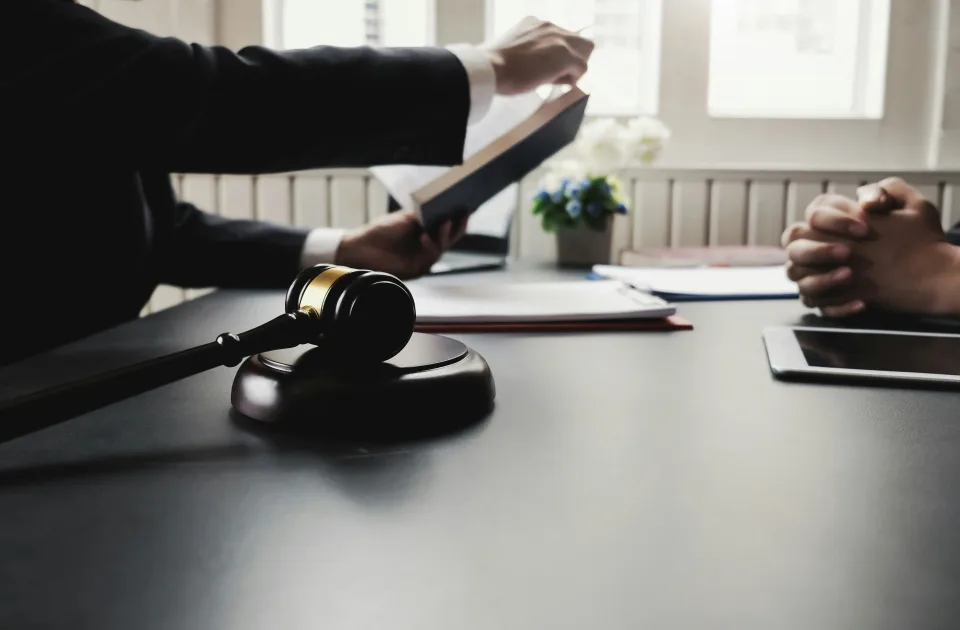 hagyatéki tárgyaláson kulcsolt kezű ember