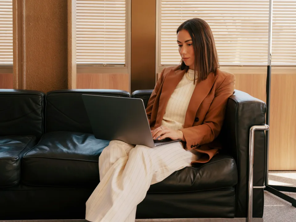 nő gondolkodik a kanapén hitelfelvételen