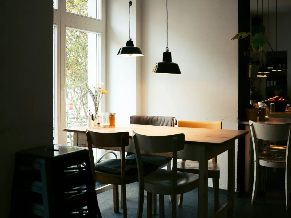 étkezőasztal és belógó lámpa