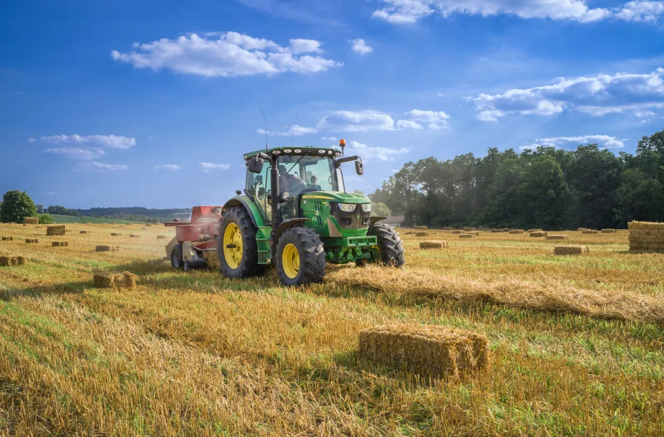 Zöld traktor termőföldön dolgozik