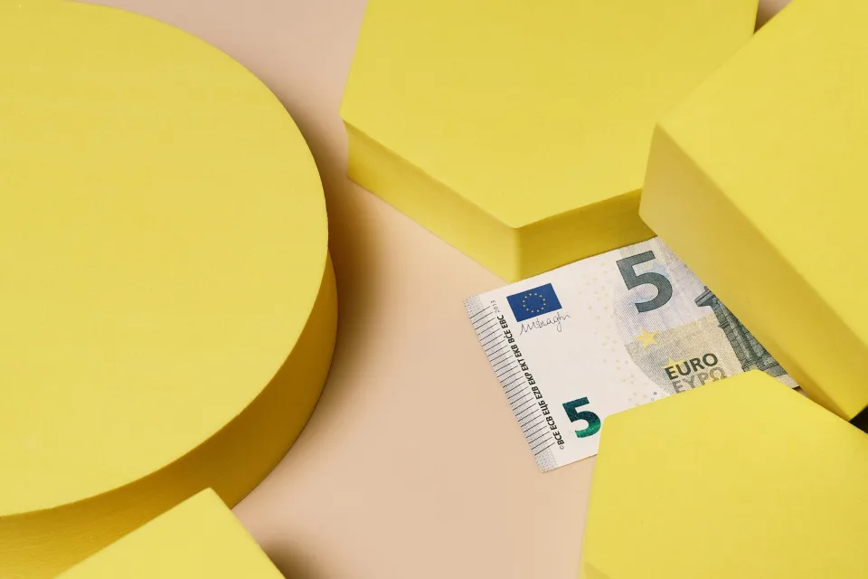 euró sárga formák alatt
